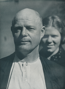 716611 Portret van een kalende man, vermoedelijk in de Jordaan te Amsterdam.